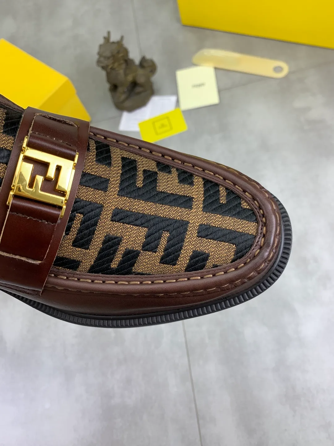 ​Men's shoes 💰P480💰[New model] Water dyed cowhide 🆘 The latest FENDI (Fendi) new casual leather shoes 🕶️🕶️Simple routing effect, showing an elegant and cool driving shoe 🎬Made of Italian 🇮🇹 imported calfskin + first-layer water-dyed cowhide lining🐂Excellent material🎬Detailed workmanship 🤗Comfortable foot feel➰➰. ​Pair it with any outfit to show your taste and temperament, low-key luxury ♻️Design ​simple and elegant ​noble and fashionable 🍃​Very loved and favored by trendy men 💓❤️Size: 38-44 2⃣️colors available
